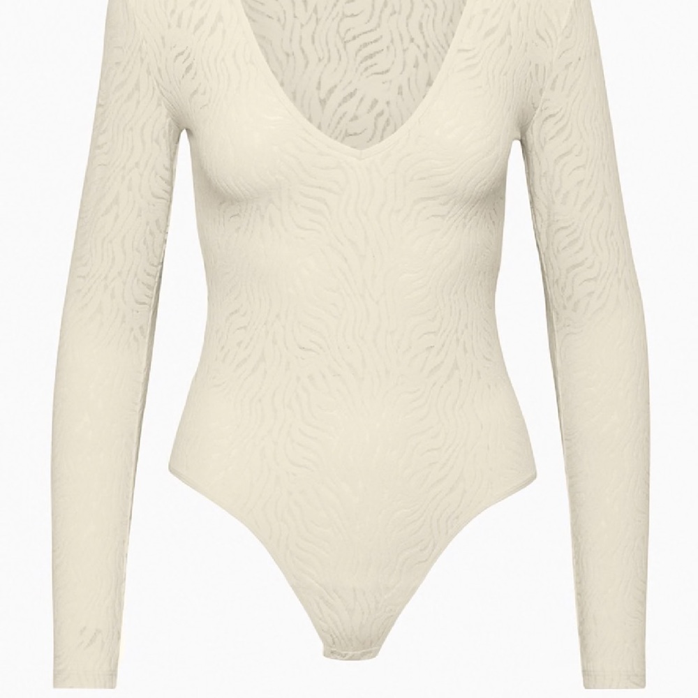 ARITZIA BABATON SHAPELACE V-NECK LONGSLEEVE BIRCH
